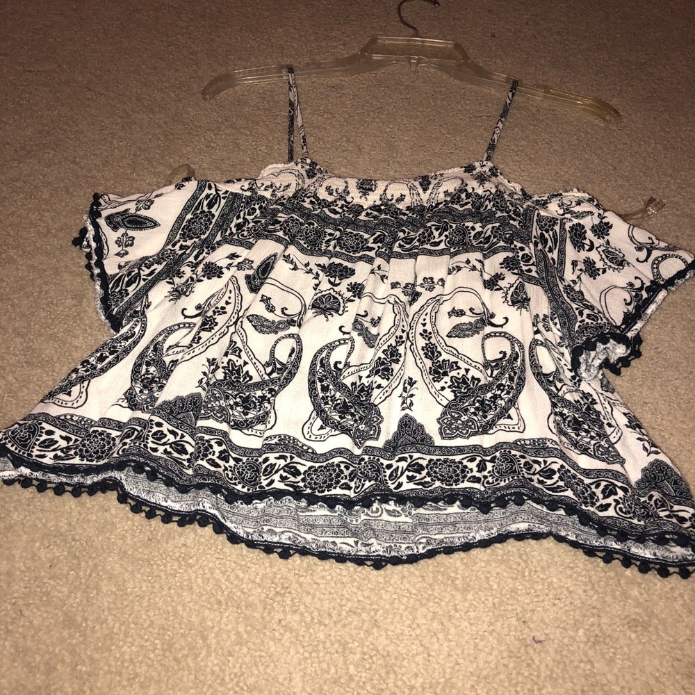 black and white cold shoulders crop top